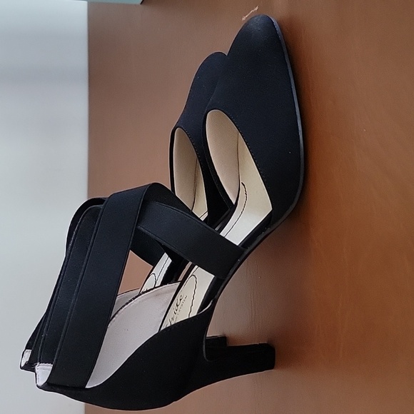 Woman's Life Stride Black Heels - Picture 4 of 10